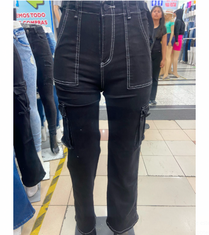 pantalon cargo negro con lineas
